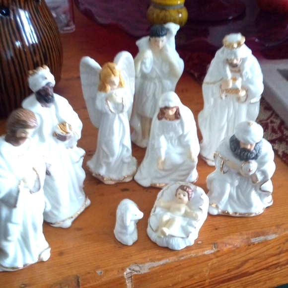 Vintage Porcelain Nativity Set. New in box.  White and Gold figurines. - Picture 1 of 3